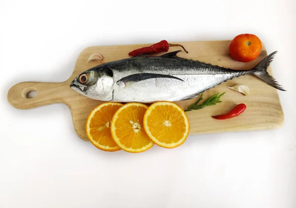 Finletted uskumru balığı ya da bitkilerle süslenmiş Torpido Scad Fish 'i yakından izleyin. Beyaz arka plan, seçici odak noktası.