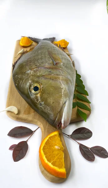 Imperatore Fresco Pesce Decorato Con Erbe Verdure Una Pagaia Legno — Foto Stock