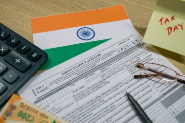 Mumbai, Hindistan - 1 Ağustos 2021: Hindistan Gelir Vergi İade Formu ITR-1 Hindistan para birimi ile birlikte masada. Vergi doldurma kavramı 2021 Seçici odak.