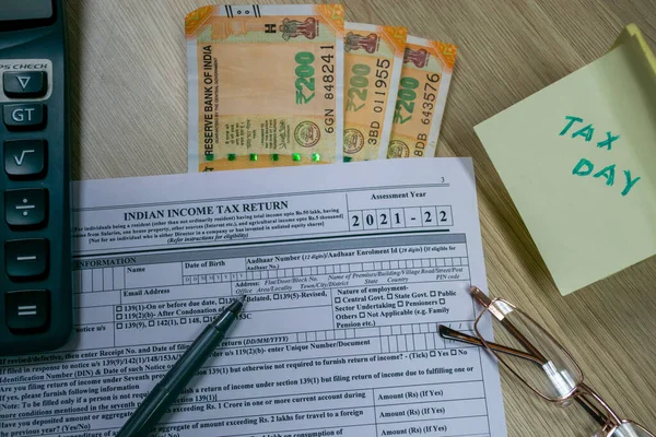 Mumbai, Hindistan - 1 Ağustos 2021: Hindistan Gelir Vergi İade Formu ITR-1 Hindistan para birimi ile birlikte masada. Vergi doldurma kavramı 2021 Seçici odak.