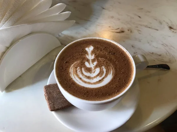Secangkir Kopi Dengan Sepotong Cokelat Atas Meja Kafe — Stok Foto