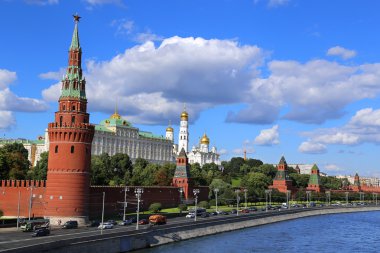 Kremlin duvarı. Yaya köprüsü görünümünden