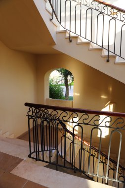 Oteldeki merdiven. Hurma pencereden görülür