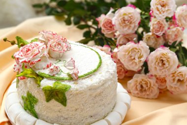 Kutlama kek dekore edilmiş marzipan güller ve sarmaşık yaprakları