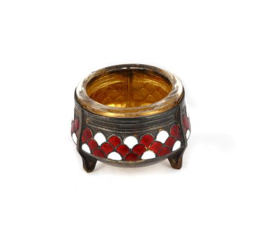 Antik Bronz vintage tuz shaker. Beyaz arka plan.