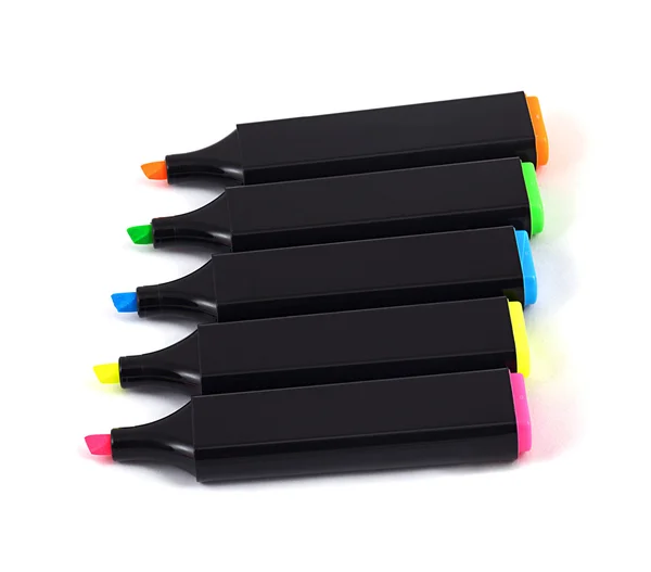 Vijf gekleurde markeringen in een zwarte behuizing met gekleurde balken. — Stockfoto