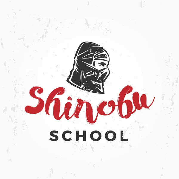 Logo della scuola ninja giapponese. Insegne guerriero Shinobu design. Distintivo maschera vintage. Arti marziali Team t-shirt illustrazione concetto su sfondo grunge — Vettoriale Stock