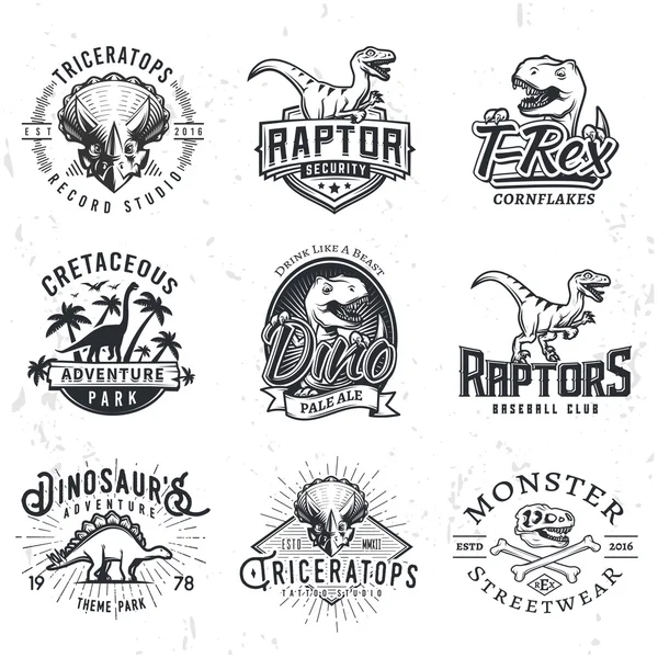 Набір Діно логотипи. T-rex череп футболку ілюстрація концепції на фоні гранж. Raptors спортивна команда insignia дизайн. Урожай юрського періоду бейдж. — стоковий вектор