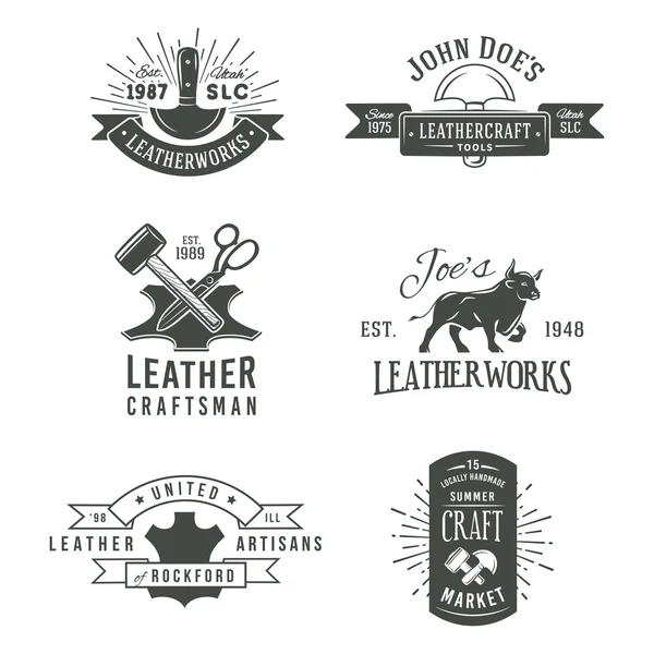 Primer conjunto de diseños de logotipo artesanal vintage vector gris, etiquetas de herramientas de cuero genuino retro. insignia del mercado de los artesanos ilustración — Vector de stock