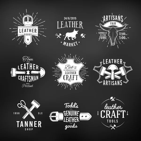 Conjunto de diseños de logotipo artesanal de cuero, etiquetas de herramientas vintage genuinas retro. artesanos mercado insignia vector ilustración sobre fondo oscuro — Vector de stock