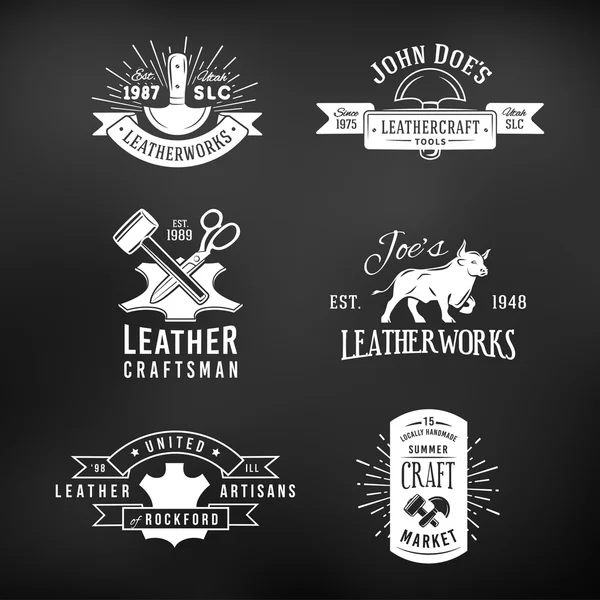 Conjunto de diseños de logotipo artesanal vintage, etiquetas de herramientas de cuero genuino retro. artesanos mercado insignia vector ilustración sobre fondo oscuro — Archivo Imágenes Vectoriales