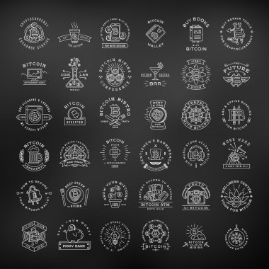 Bitcoin logo şablonları ayarlamak. Cryptocurrency rozet koleksiyonu. Dijital para etiketleri. Anahat sikke vektör tasarımı siyah arka plan üzerine.