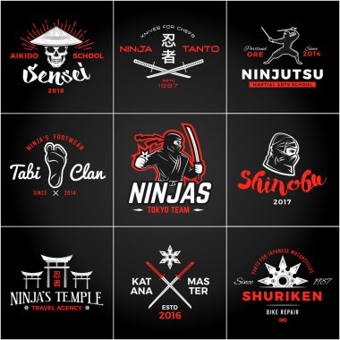 Japonya Ninjas Logo kümesi. Katana silah amblem tasarımı. Vintage ninja maskot rozeti. Savaş sanatı takım t-shirt illüstrasyon kavramı.