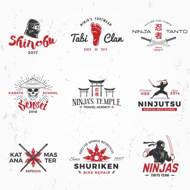 Japon Ninjas Logo kümesi. Katana ana Insignia tasarım. Vintage ninja maskot rozeti. Savaş sanatı takım t-shirt illüstrasyon kavramı grunge arka plan üzerinde