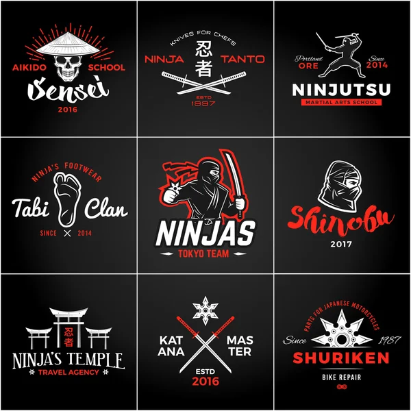 Japonya Ninjas Logo kümesi. Katana silah amblem tasarımı. Vintage ninja maskot rozeti. Savaş sanatı takım t-shirt illüstrasyon kavramı.