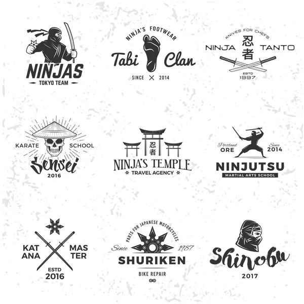Ensemble de Japon Ninja Logo. Insigne de crâne Sensei design. Mascotte de samouraï sportif. Katana maître t-shirt concept sur fond grunge — Image vectorielle