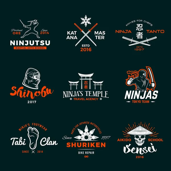 Ensemble de Japon Ninja Logo. Insigne épée Ninjato design. Badge shuriken vintage. Mixed martial art tournament t-shirt illustration sur fond marin — Image vectorielle