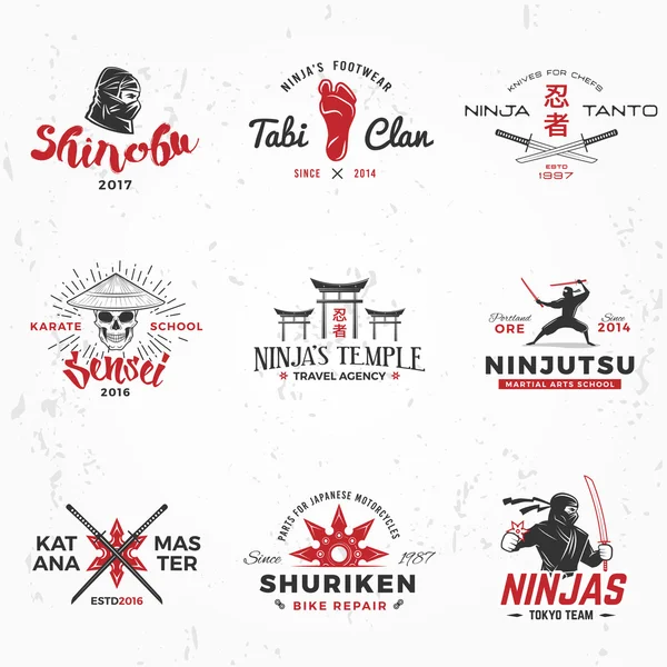 Conjunto de Logo Ninjas Japonês. Katana design insígnia mestre. Emblema de mascote ninja vintage. Arte marcial Equipe t-shirt ilustração conceito no fundo grunge — Vetor de Stock