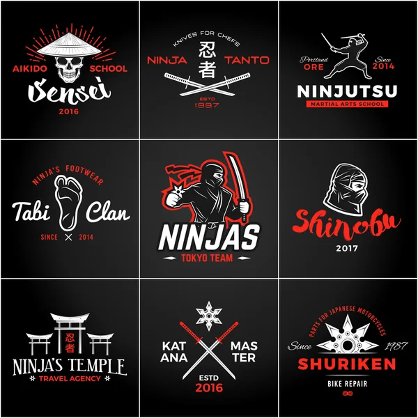 Conjunto de Japón Ninjas Logo. Diseño de insignias de armas Katana. Insignia de mascota ninja vintage. Arte marcial Equipo camiseta concepto de ilustración . Gráficos vectoriales