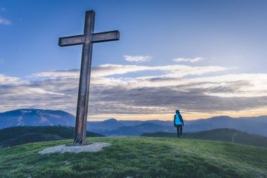 Gün batımında dağın tepesinden karşıya geçmek, güneşli Alp manzarası, Marche bölgesi, İtalya