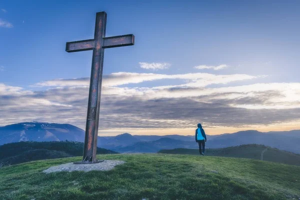 Croce Sulla Cima Del Monte Tramonto Paesaggio Alpino Soleggiato Marche — Foto Stock