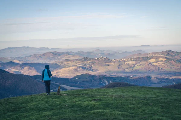 Gün batımında dağın tepesinde. Concetto di Sucso. Donna in piedi in cime ad una montagna.