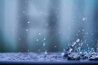 Suya düşen bir damladan fışkıran su. Su yüzeyine sıçradı.