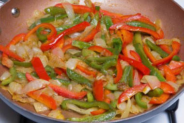 Bir tavada biber ve soğan