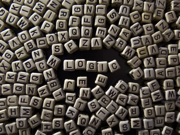 Espalhamento de cubos com letras, formando a palavra LOGIC — Fotografia de Stock