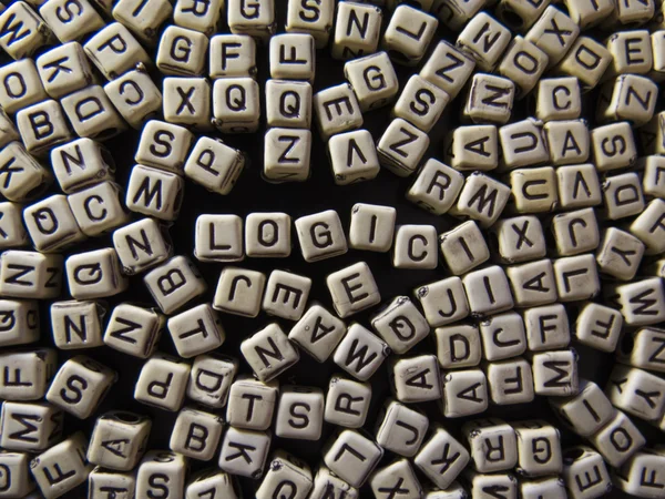  Mantık, siyah harflerle, İngilizce alfabe ile beyaz küpler kelime