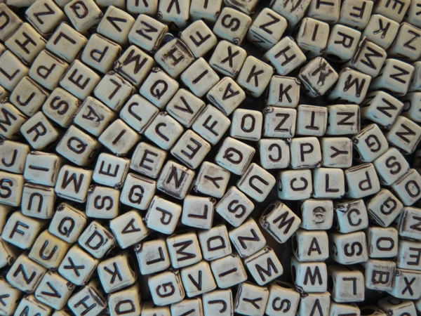 Streuen von Würfeln mit Buchstaben über Bildung, Ausbildung, Wissen — Stockfoto