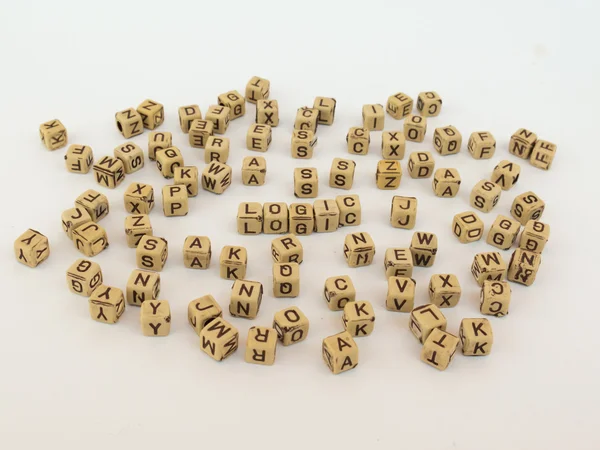 Kostki z litery tworzą słowo logiki, angielski alfabet — Zdjęcie stockowe