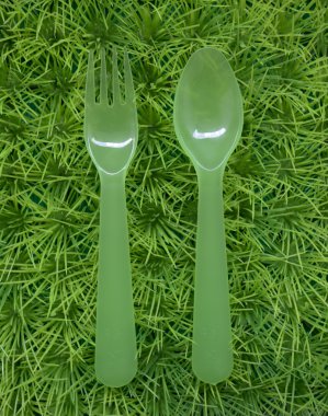 Yeşil çatal ve kaşık arka plan üst VI gür yeşil çimenin üzerinde