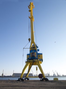 Gün batımında limanda kargo vinç