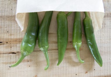 Biber gemide, sarı bir masa örtüsü