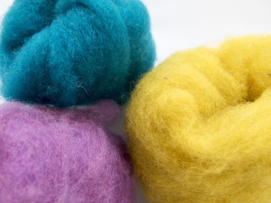Skeins renkli yün keçe, açık mavi ve sarı