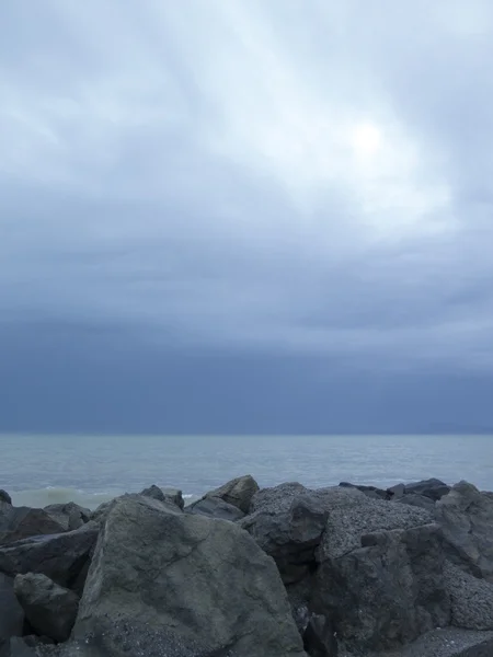 fırtına önce deniz ve gökyüzü