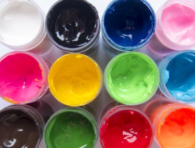 kilometre taşı çok renkli boya açık paketleri görüntüleyin