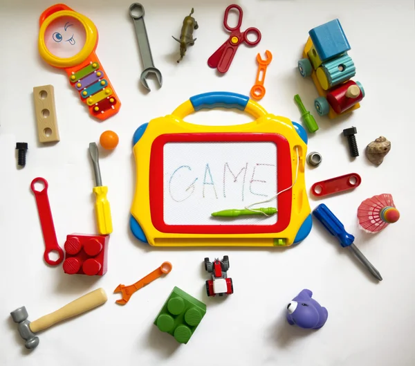 Kinderen, leuke achtergrond met speelgoed en een magneetbord voor REC — Stockfoto