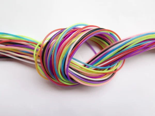 Birlikte çok sayıda ipler düzgün arka plan rengi düğüm formu