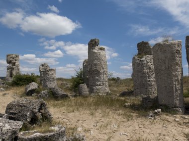 Mavi gökyüzü, bir eski jeolojik zemin üzerine taş sütunlar