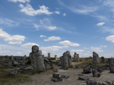 Taş sütun Mavi gökyüzü arka plan üzerine
