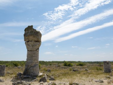 Mavi gökyüzü arka plan üzerine bir taş ayağı