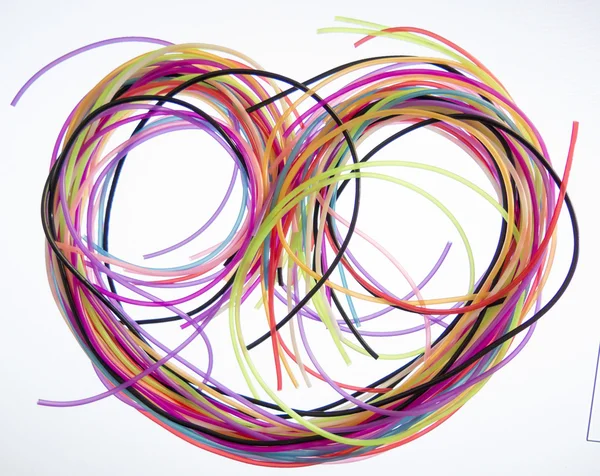 Arka plan bir kalp şeklinde renkli teller