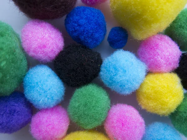 Beyaz bir arka plan üzerinde farklı renkteki fötr topları