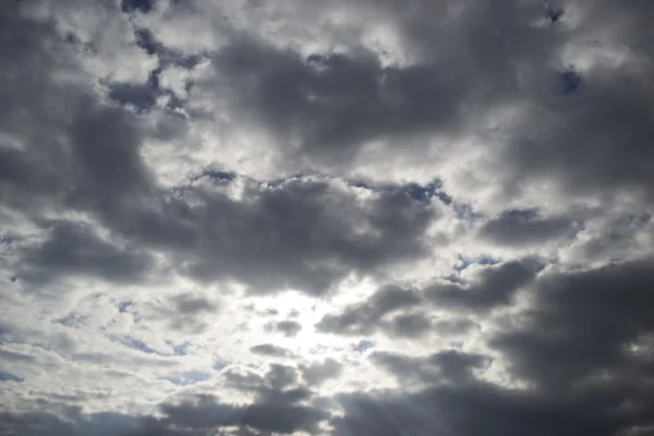 bulutlar mavi gökyüzü ve güneş onların arkasında