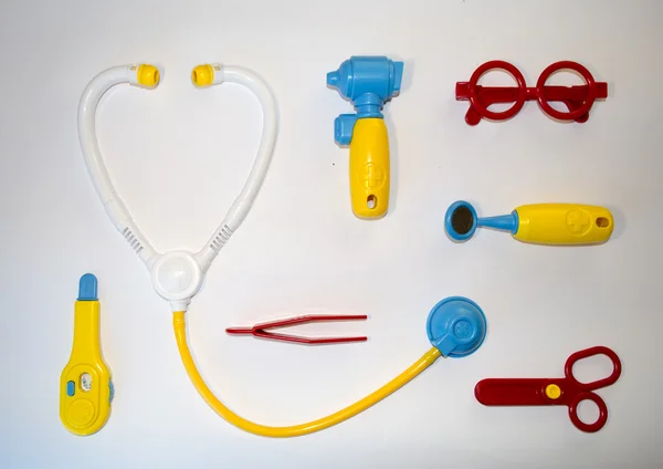 Oyuncaklar doktor oyun için renkli bir beyaz arka plan üzerinde
