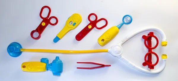 Oyuncaklar plastikten, yapılan tıbbi araçlar görüntülemek üst üzerinde beyaz backg