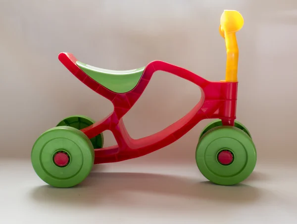Interessante, triciclo de plástico engraçado — Fotografia de Stock