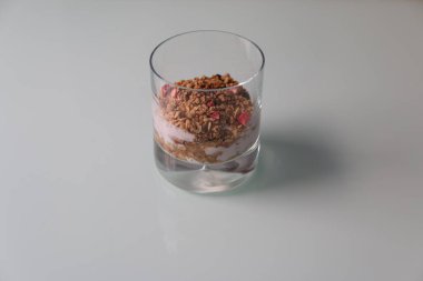 Sağlıklı diyet yoğurt ve granola.